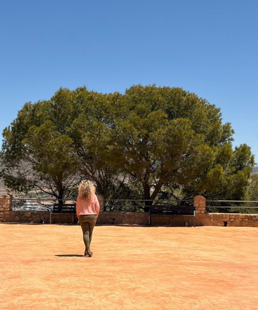 mujer andando en soledad