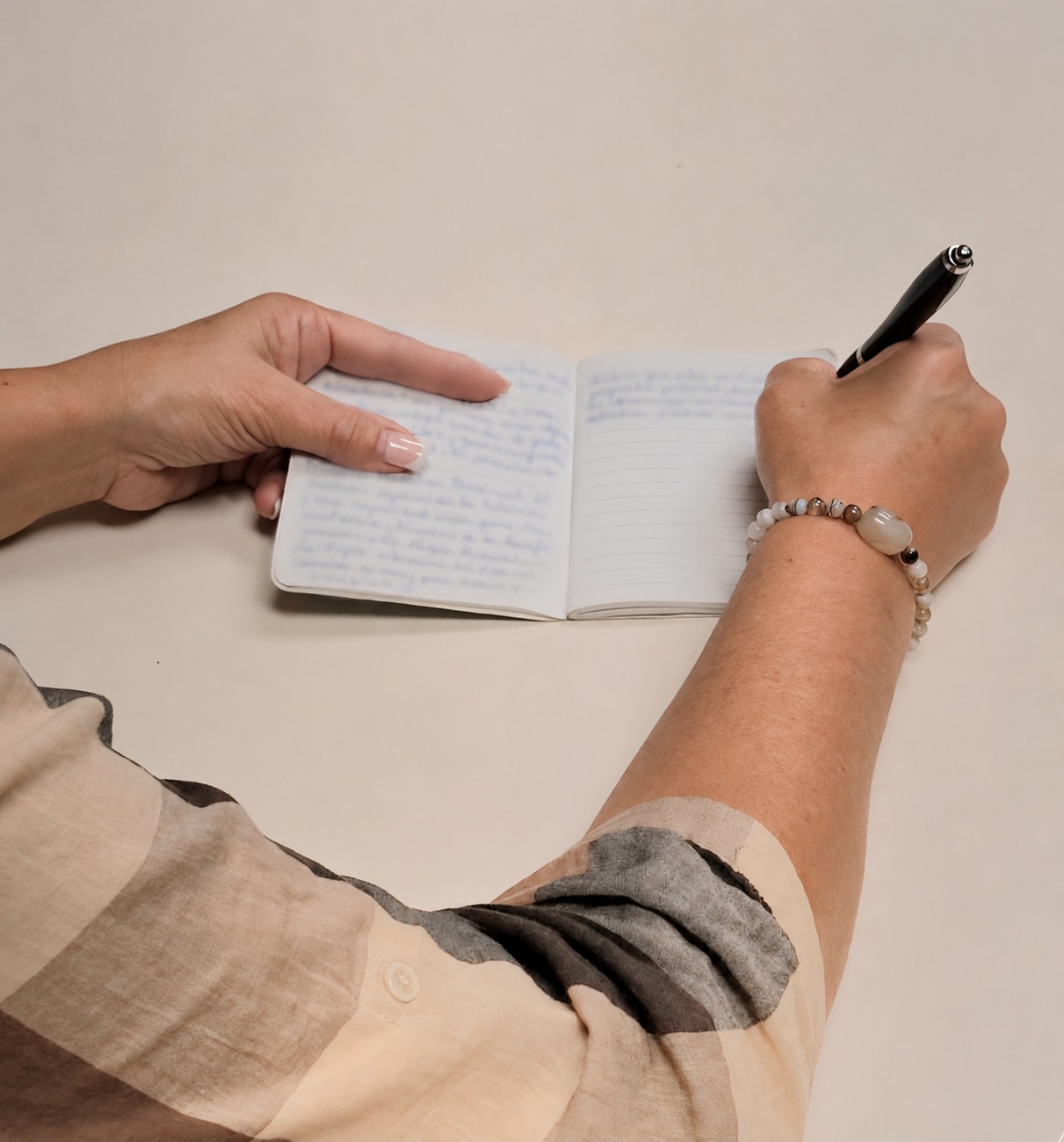 Mujer escribiendo en un cuaderno — escritura terapéutica y autoconocimiento